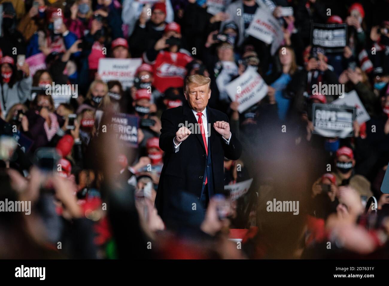 Erie, Pennsylvania, USA. Oktober 2020. Präsident DONALD J. TRUMP tanzt am Ende einer Make America Great Again Rally Dienstag auf Erie County International Airport. Präsident Trumps Besuch fand nur zwei Wochen bis zum Wahltag statt. Aufgrund von COVID-19, der Präsident hat Kundgebungen in Outdoor-Standorten, vor allem auf Flugzeugen Asphalt in Schlachtfeld Staaten. Quelle: Andrew Dolph/ZUMA Wire/Alamy Live News Stockfoto