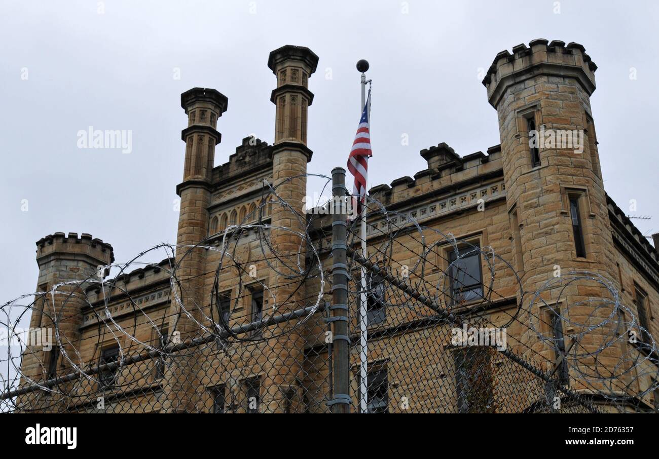 Detail des Stacheldrahtzauens und der imposanten Fassade des historischen Gefängnisses Old Joliet, das bis 2002 betrieben wurde und nun für Führungen geöffnet ist. Stockfoto
