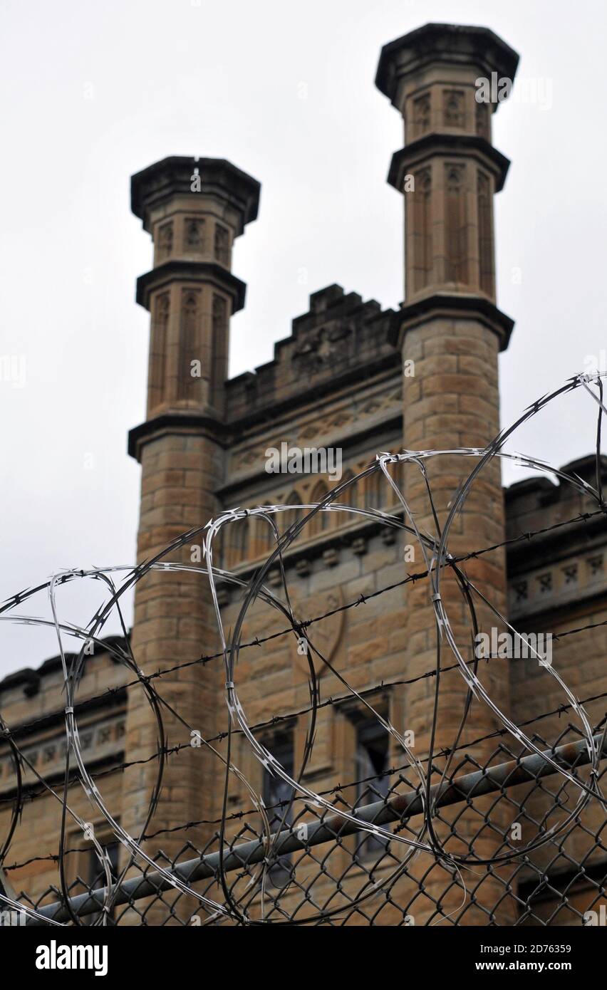 Detail des Stacheldrahtzauens und der imposanten Fassade des historischen Gefängnisses Old Joliet, das bis 2002 betrieben wurde und nun für Führungen geöffnet ist. Stockfoto