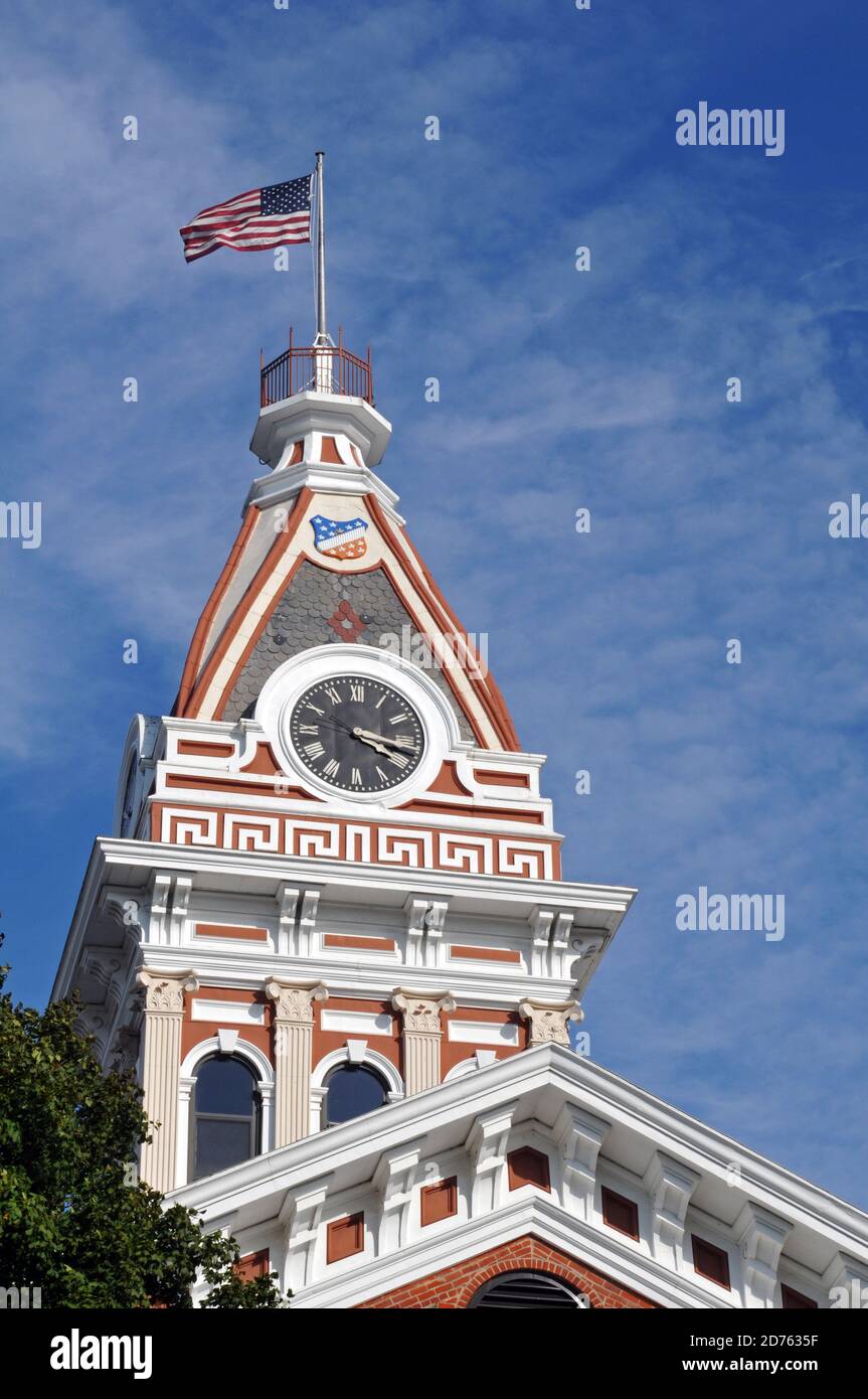 Der Uhrenturm des zweiten Livingston County Courthouse im Empire-Stil in Pontiac, Illinois. Das Justizgebäude wurde 1875 fertiggestellt. Stockfoto