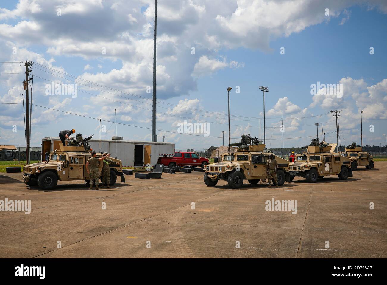 Soldaten mit der 1. Brigade Combat Team (Bastogne), 101. Airborne Division (Air Assault), mit Hilfe von zivilen Experten montieren und Sight-in ihrem SCHLEPPTAU verbesserte Target Acquisition Systems (ITAS) zu ihren Humvees auf der Intermediate Staging Base in Alexandria, La. Das SCHLEPPTAU ITAS erhöht die Zielerkennung, Bietet langfristige Anti-Rüstung / Präzision Angriff Feuer Fähigkeiten, die Verbesserung der Bastogne Infanterie die Wirksamkeit auf dem Schlachtfeld. (USA Army Fotos von Staff Sgt. Justin A. Moeller, 40. Abteilung für öffentliche Angelegenheiten) Stockfoto