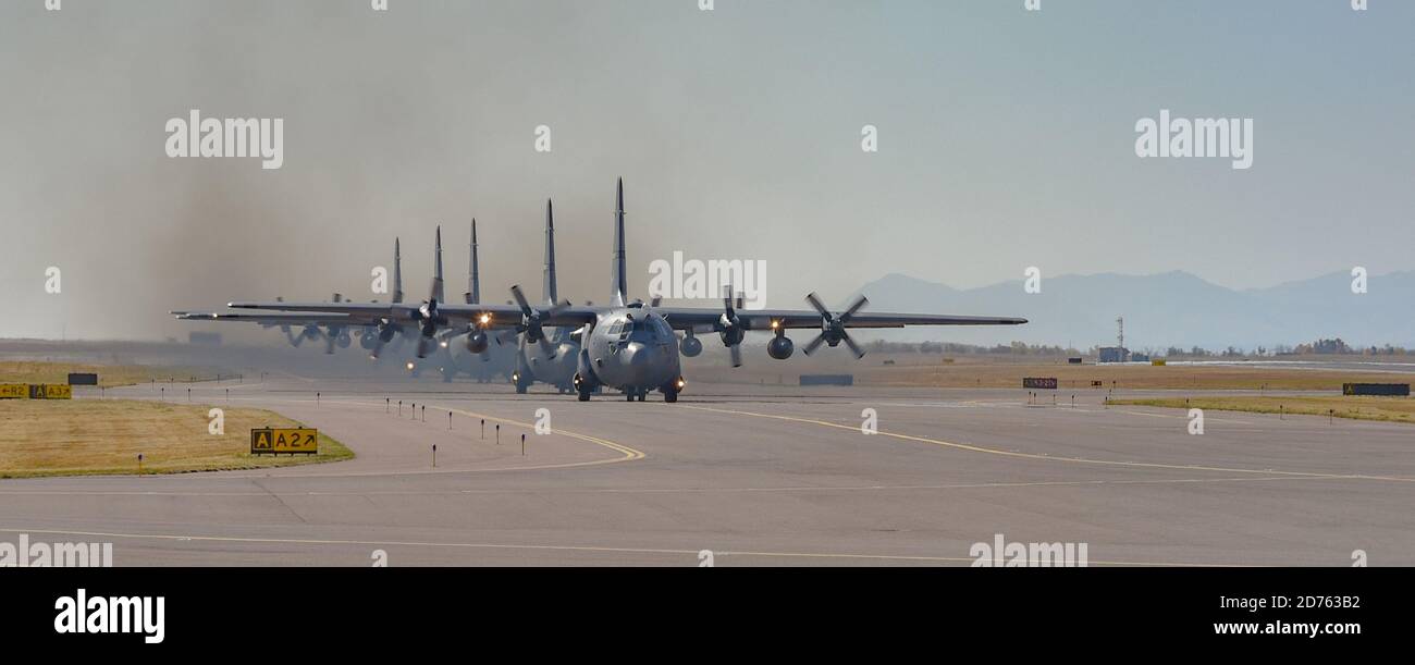 Fünf C-130H Hercules Flugzeuge zugewiesen zu den 120. Airlift Wing, Montana Air National Guard Taxi vor der Fahrt von Great Falls International Airport, Mon. Okt. 3, 2020 die sechs Schiffsformationsmissionen testeten die taktischen Fähigkeiten des 120. Airlift Wings und der Montana Air National Guard. (Foto mit freundlicher Genehmigung von Maj. Melissa Martin) Stockfoto