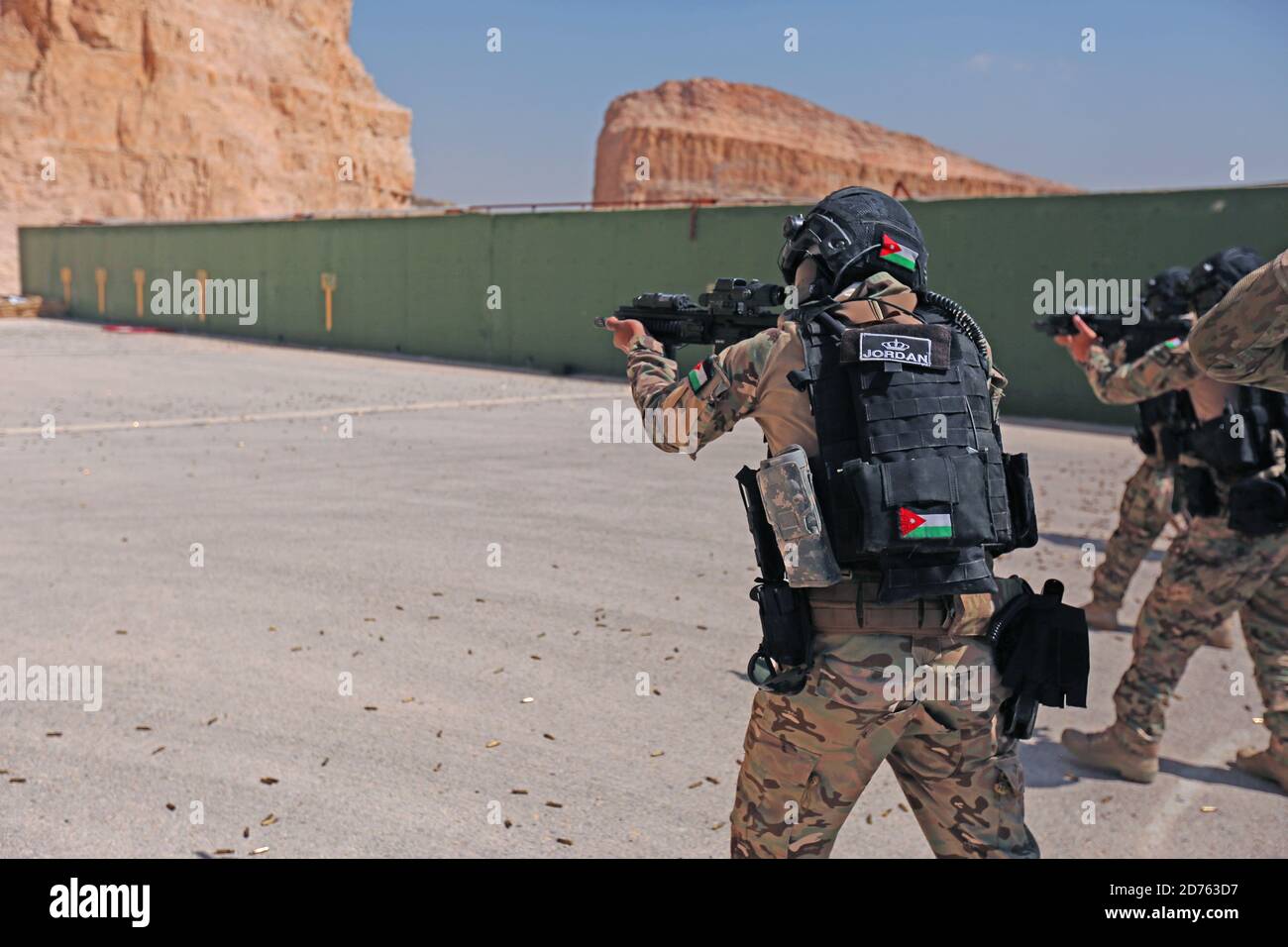 Soldaten der jordanischen Streitkräfte, Sondereinheit zwei zur Terrorismusbekämpfung, führen am 16. April 2018 während des Eager Lion am King Abdullah II Special Operations Training Center Schießübungen durch. Eager Lion ist eine multinationale Übung, die in Jordanien veranstaltet wird. Sie besteht aus US-Dienstmitgliedern, die mit Militärkräften aus 19 Partnerländern ausgebildet werden und die auf die Stärkung von Militär-zu-Militär-Partnerschaften und die Verbesserung der regionalen Stabilität ausgerichtet ist. (USA Foto der Armee von Jose Diaz) Stockfoto