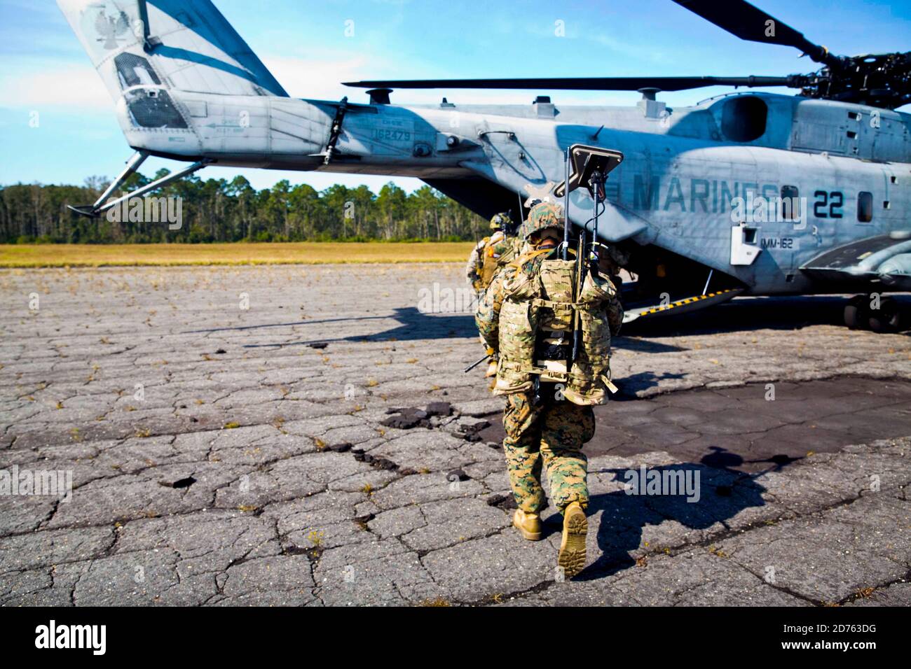 U.S. Marines mit 1. Bataillon, 8. Marines, Alpha Company, angeschlossen an 24. Expeditionary Unit bereitet sich auf den Einsatz eines CH-53 Super Hengst für eine taktische Bergung von Flugzeugen und Personal (FALLE) Übung während realistischer Urban Training im Camp Lejeune, N.C., 5. Oktober 2020 vor. Realistisches Urban Training ermöglicht Marines und Seglern, in einer kontrollierten, realistischen Umgebung unter Verwendung der Kommando-, Luft-, Boden- und Logistikelemente der MEU zu trainieren. (USA Marine Corps Foto von Sgt Adrian Delgado) Stockfoto