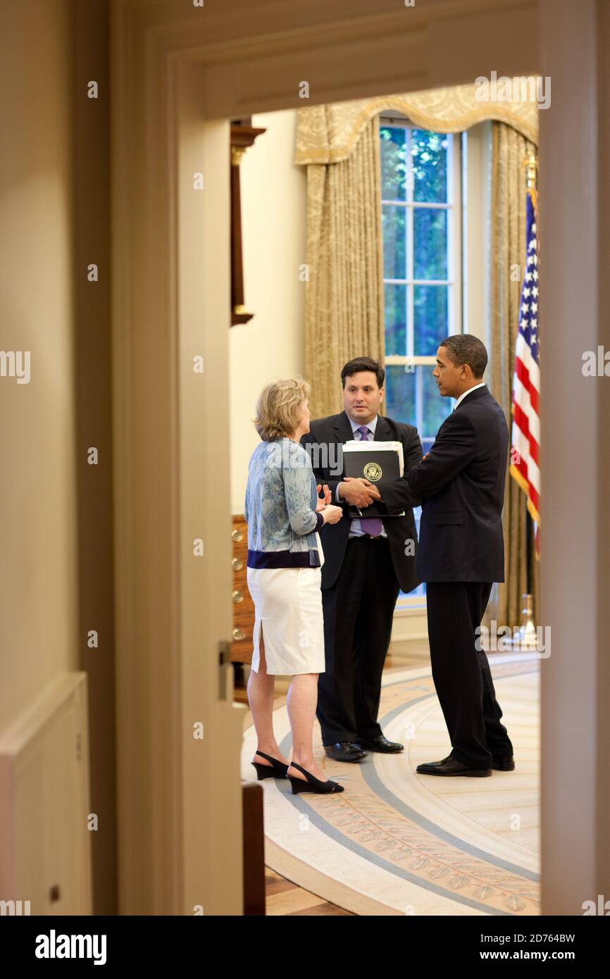 Auf diesem Foto, das am 28. Mai 2009 vom Weißen Haus in Washington, DC, veröffentlicht wurde -- US-Präsident Obama trifft sich mit Cynthia Hogan, Counsel des Vizepräsidenten, und Ron Klain, Stabschef des Vizepräsidenten im Oval Office, 21. Mai 2009. Pete Souza - White House via CNP - weltweite Nutzung Stockfoto