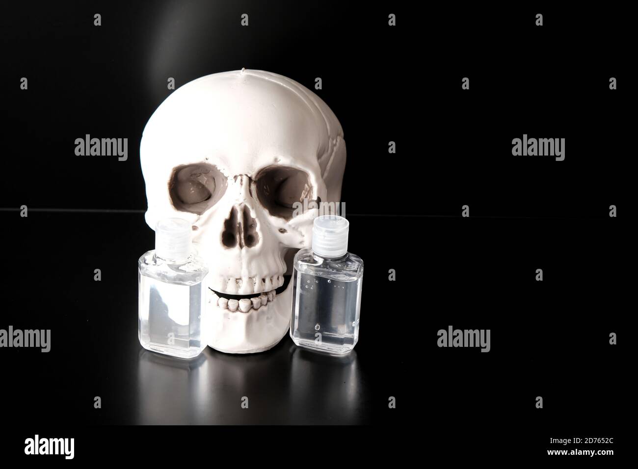 Skeleton Skull mit Hand Desinfektionsflasche für covid 19 Stockfoto