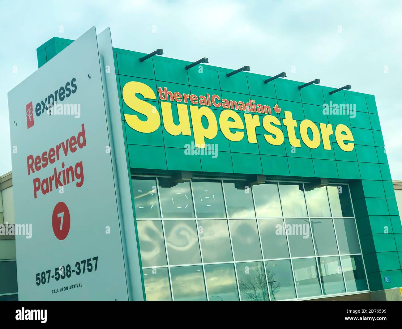 Calgary, Alberta, Kanada. Oktober 17 2020. Das echte kanadische Superstore Gebäude mit dem PC Express reservierten Parkplatz für die Abholung von Lebensmitteln. Stockfoto