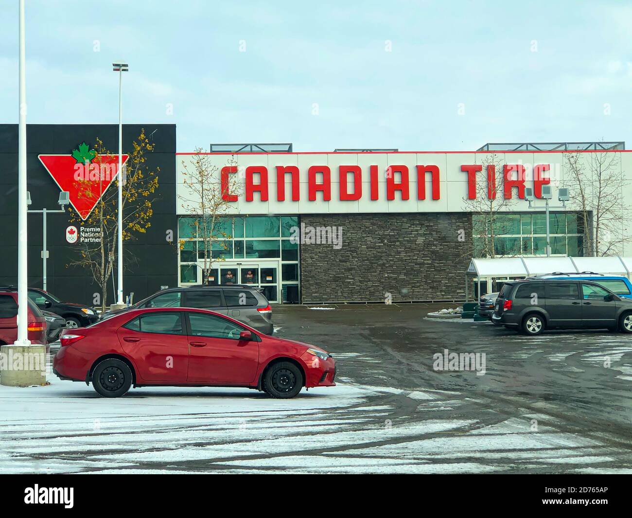 Calgary, Alberta, Kanada. Oktober 17 2020. Canadian Tire Store im Winter. Stockfoto