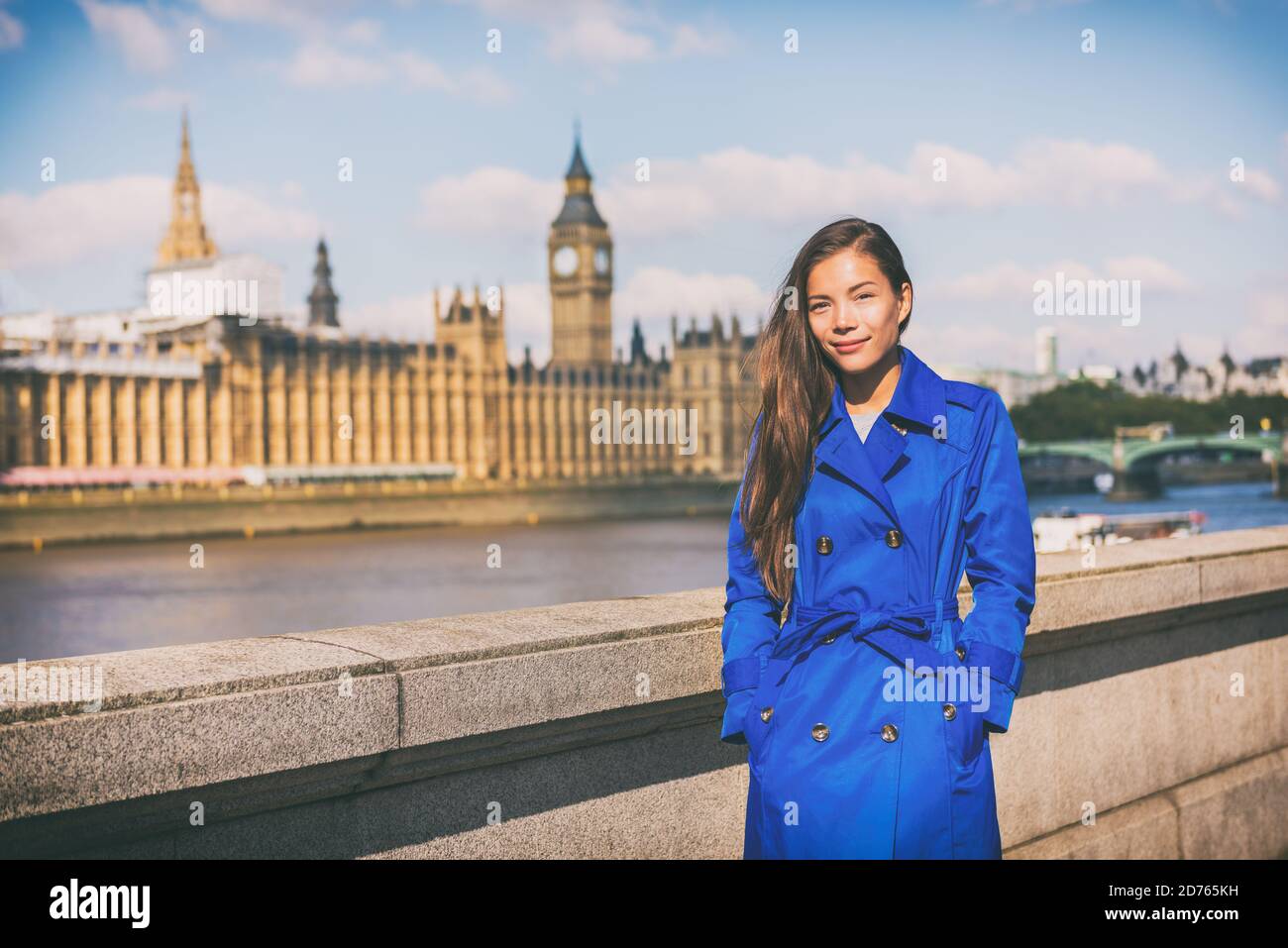 London Frau europäische Stadt Reisende in blauen Trenchcoat Oberbekleidung an berühmten britischen Reiseziel, Westminster Big Ben an der Themse. Urlaub in Europa Stockfoto