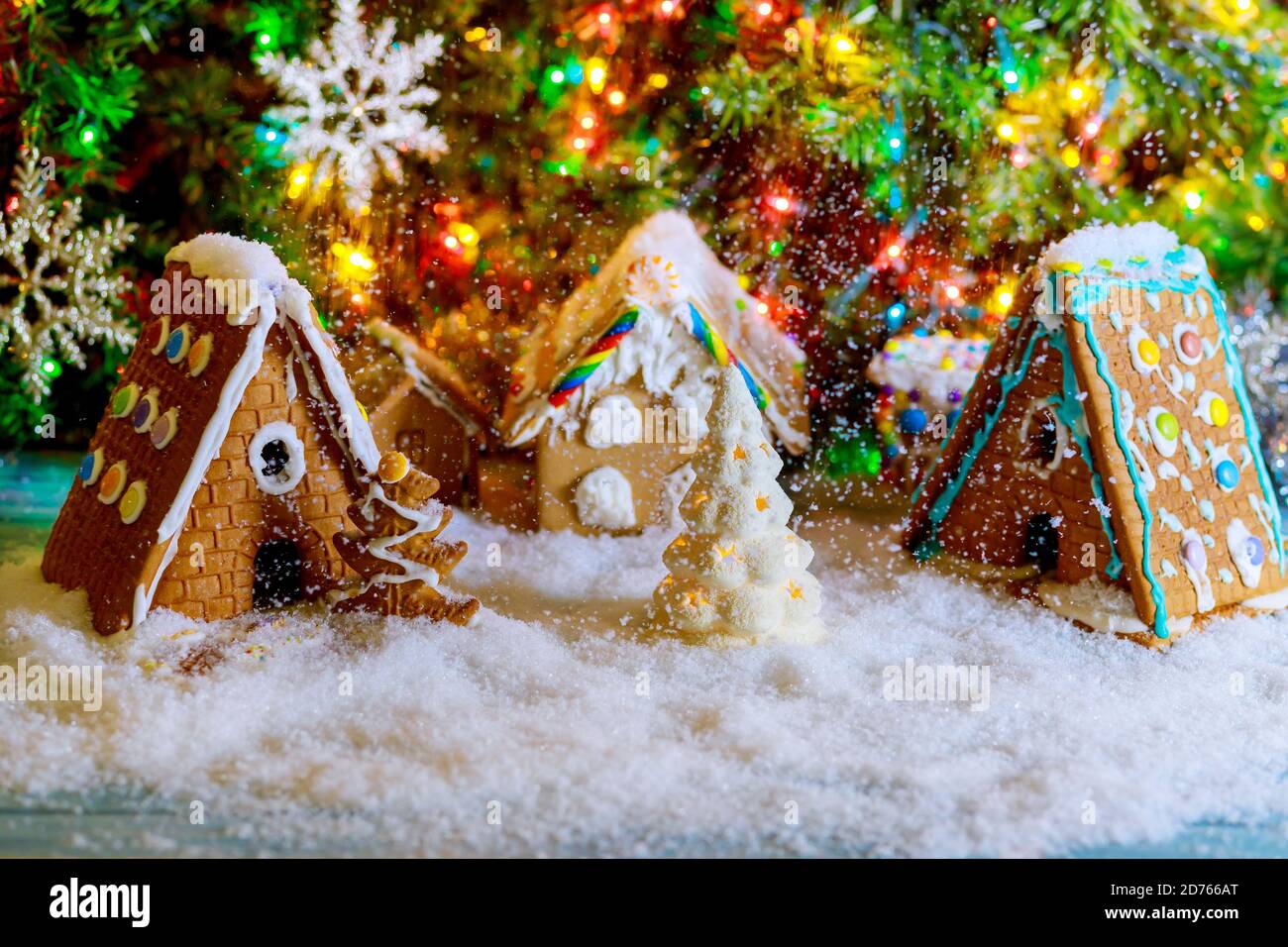 Lebkuchenhäuser auf einem Schnee mit weihnachtlichen hellen Hintergrund. Weichfokus. Stockfoto