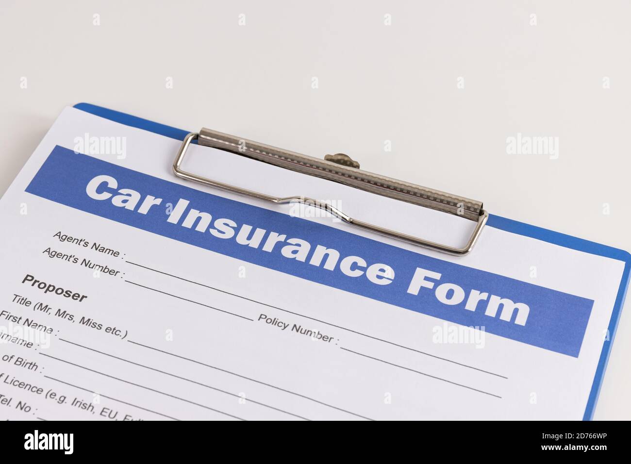 Kfz-Versicherung Antragsformular oder Auto-Versicherung Dokument auf der rechten Seite Schräglagenspeicher und Zwischenablage in der White Office-Tabelle Stockfoto