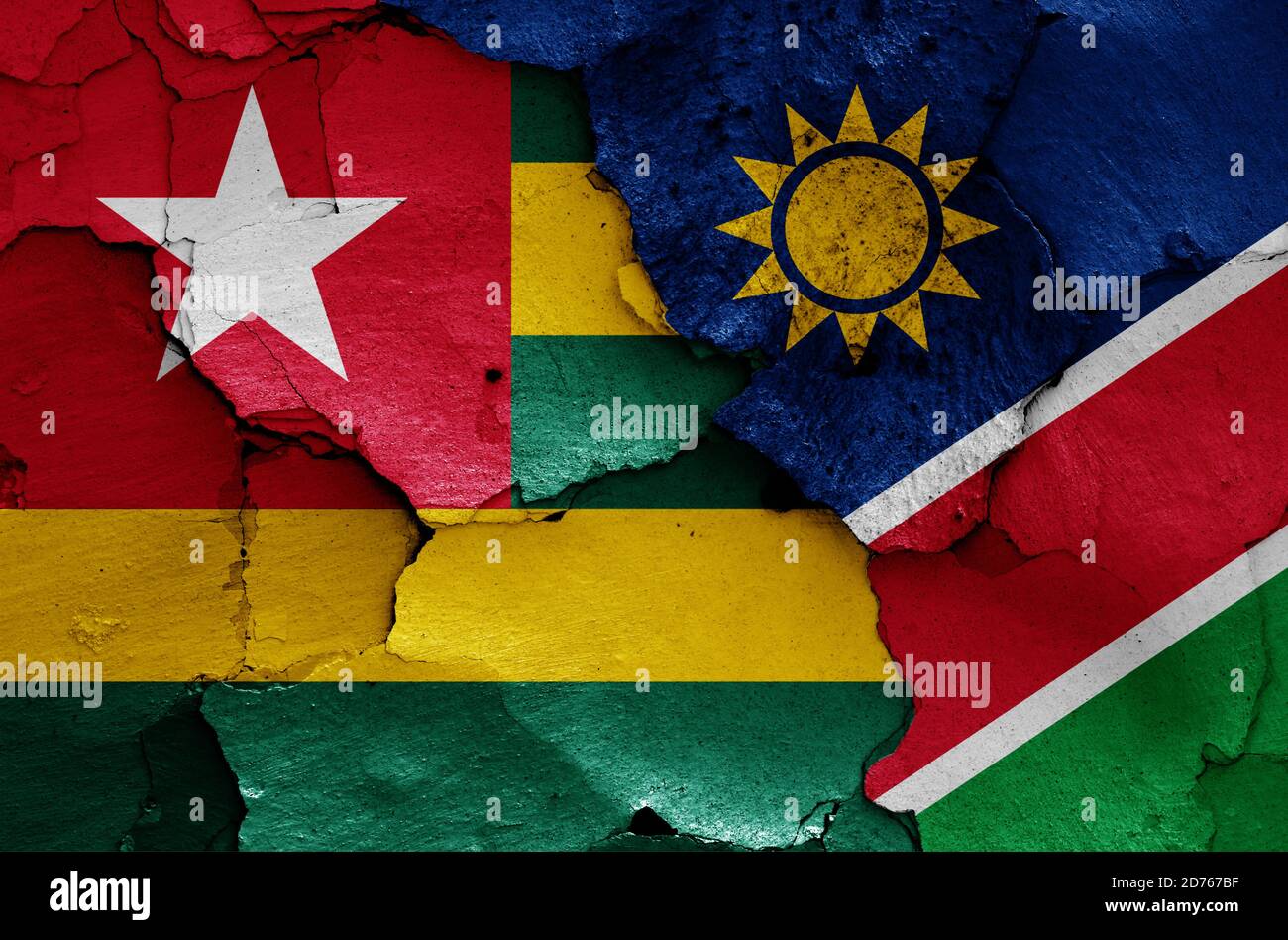 Flaggen von Togo und Namibia auf rissige Wand gemalt Stockfoto