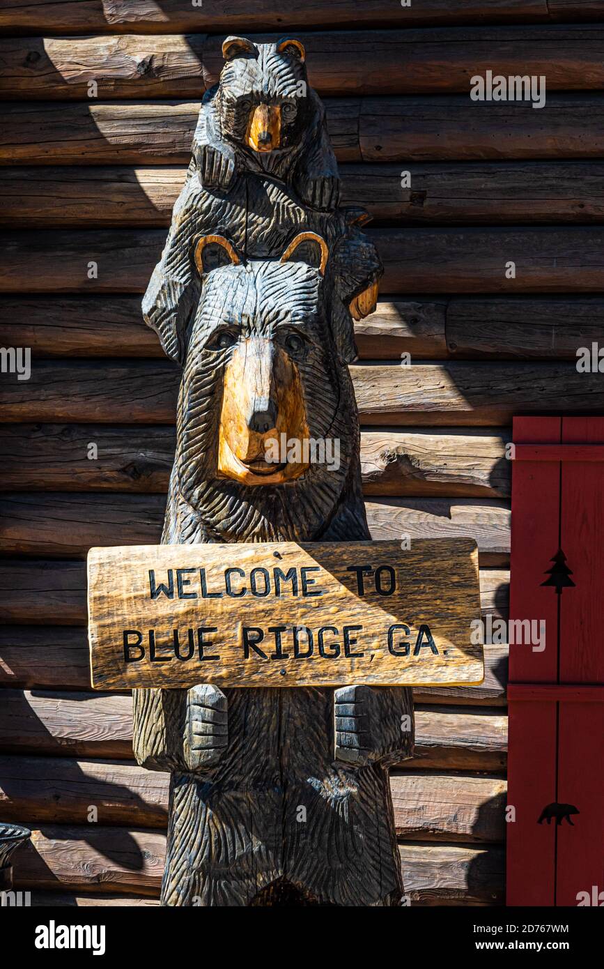 Geschnitzte Holzbären begrüßen Besucher von Blue Ridge, Georgia an der Main Street in der Blue Ridge Mountain Mall in Downtown Blue Ridge. (USA) Stockfoto