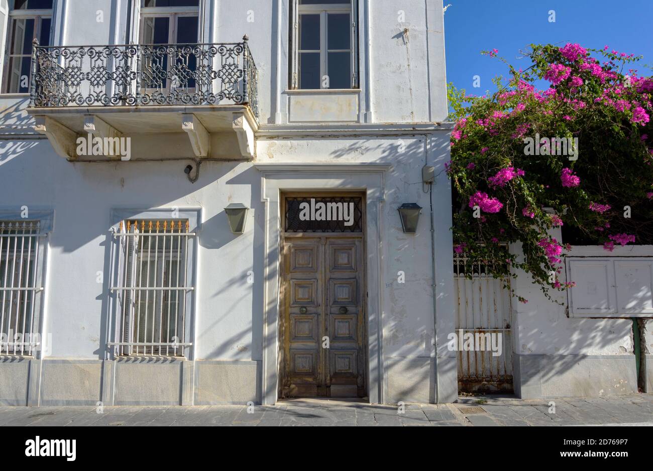 Schöne Vorderansicht eines neoklassizistischen Hauses in Andros, Kykladen, Griechenland Stockfoto