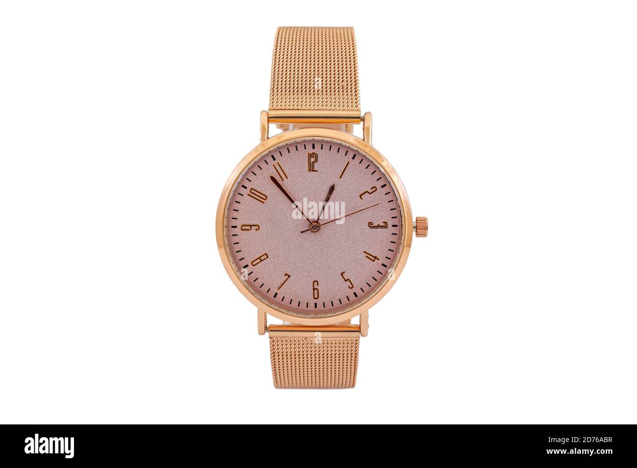 Damen runde goldene klassische Uhr mit Metall-Mesh-Stil Armband, rosa Ziffernblatt isoliert auf weißem Hintergrund. Stockfoto