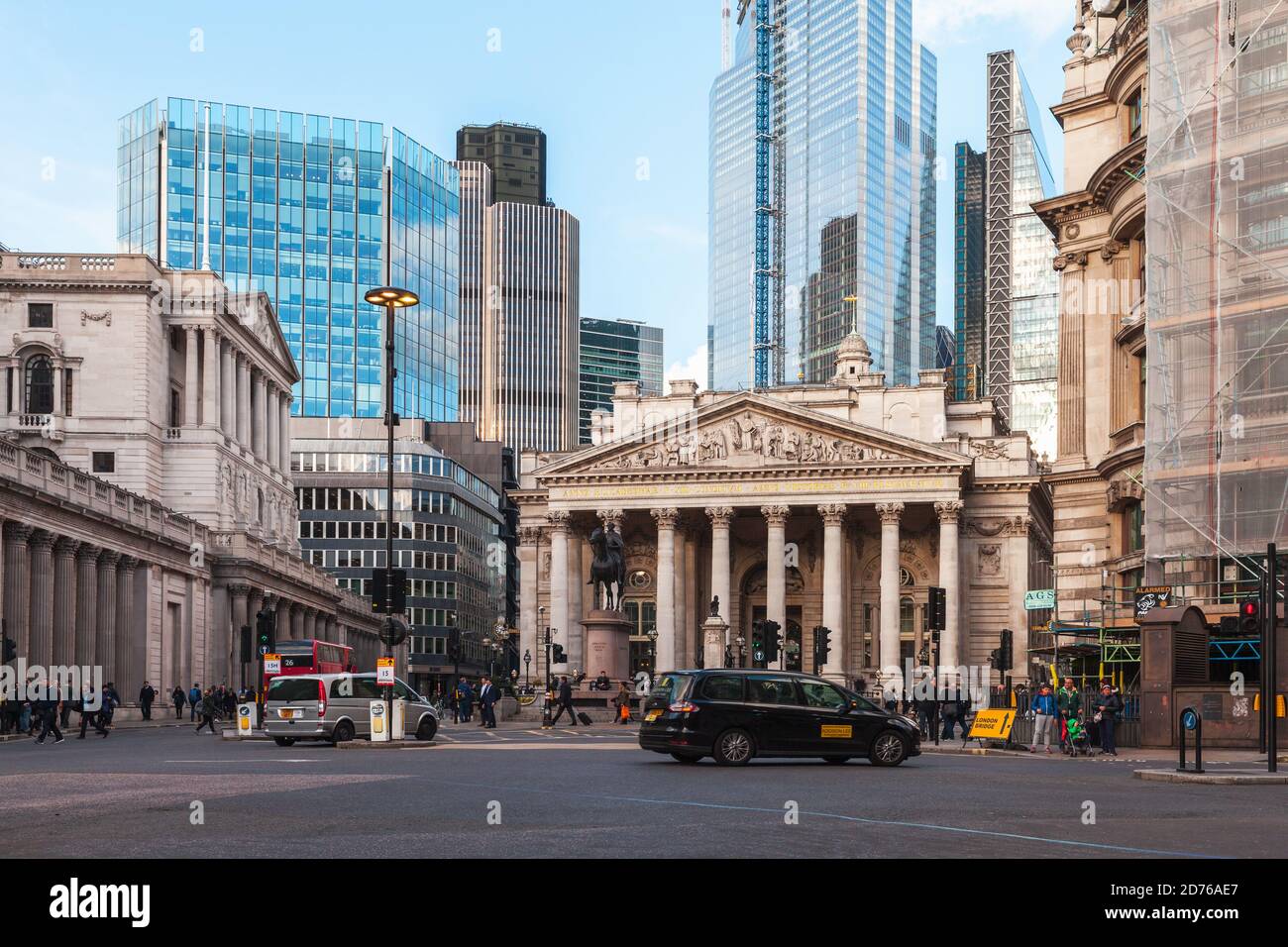 London, Großbritannien - 25. April 2019: Bank U-Bahn Station Princes Street, London Street view Reiterstatue des Duke of Wellington und o Stockfoto