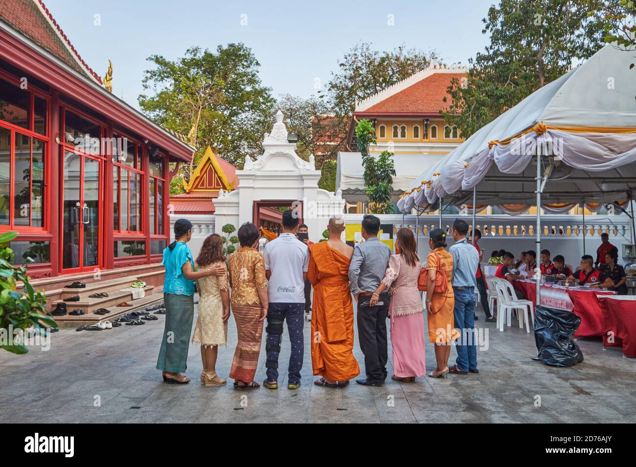 Nach einer Mönchsordinationszeremonie im Wat Boworniwet in Banglamphoo, Bangkok, Thailand, posieren der neue Mönch und seine Verwandten für Erinnerungsfotos Stockfoto