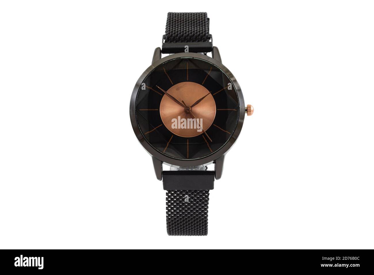 Damen runde klassische Uhr mit schwarzem mattem Metall Mesh Stil Armband, schwarz und orange Ziffernblatt isoliert auf weißem Hintergrund. Stockfoto