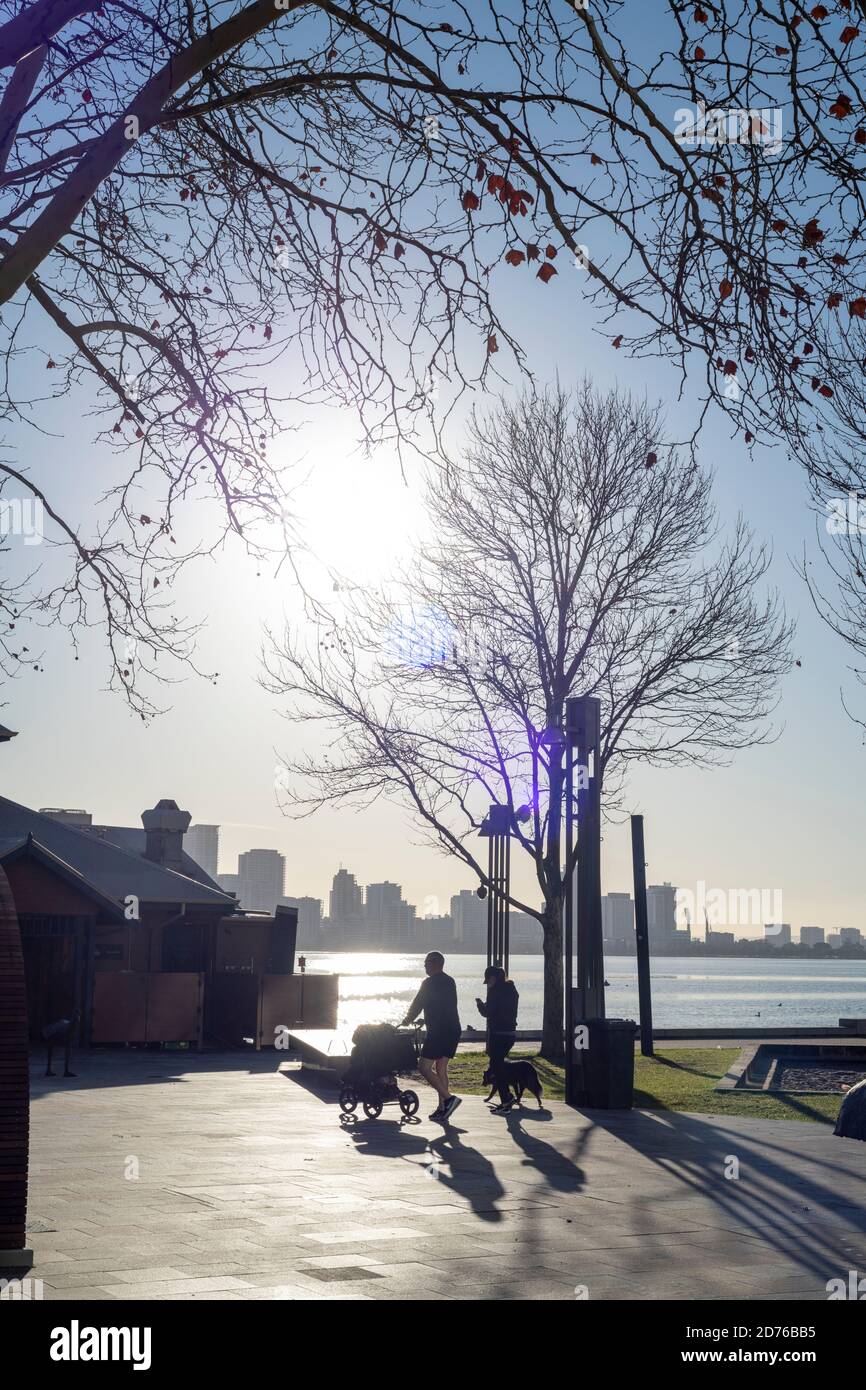 Junge Familie spazieren am Swan River während der COVID-19. Stockfoto