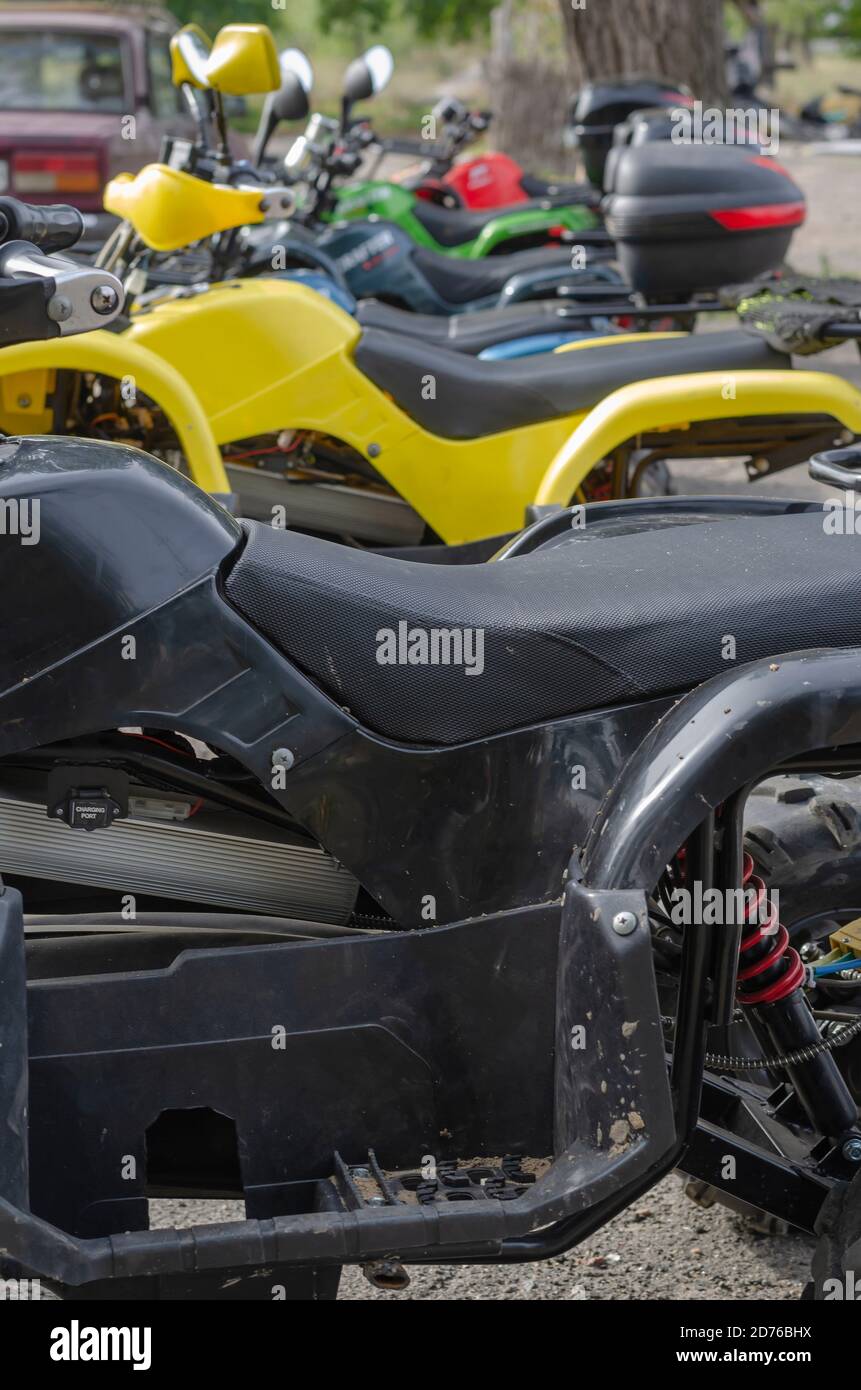 Gruppe von zufälligen Quad-Bikes in Reihe im Freien. Vermietung von Transport für Off-Road-Ausflüge. Aktive Erholung, Abenteuer. Stockfoto