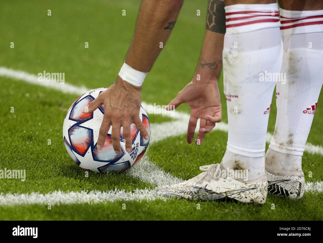 runo Fernandes von Manchester United und der Adidas Ballon Matchball während der UEFA Champions League, Gruppenphase, Gruppe H Fußballspiel zwischen Par Stockfoto