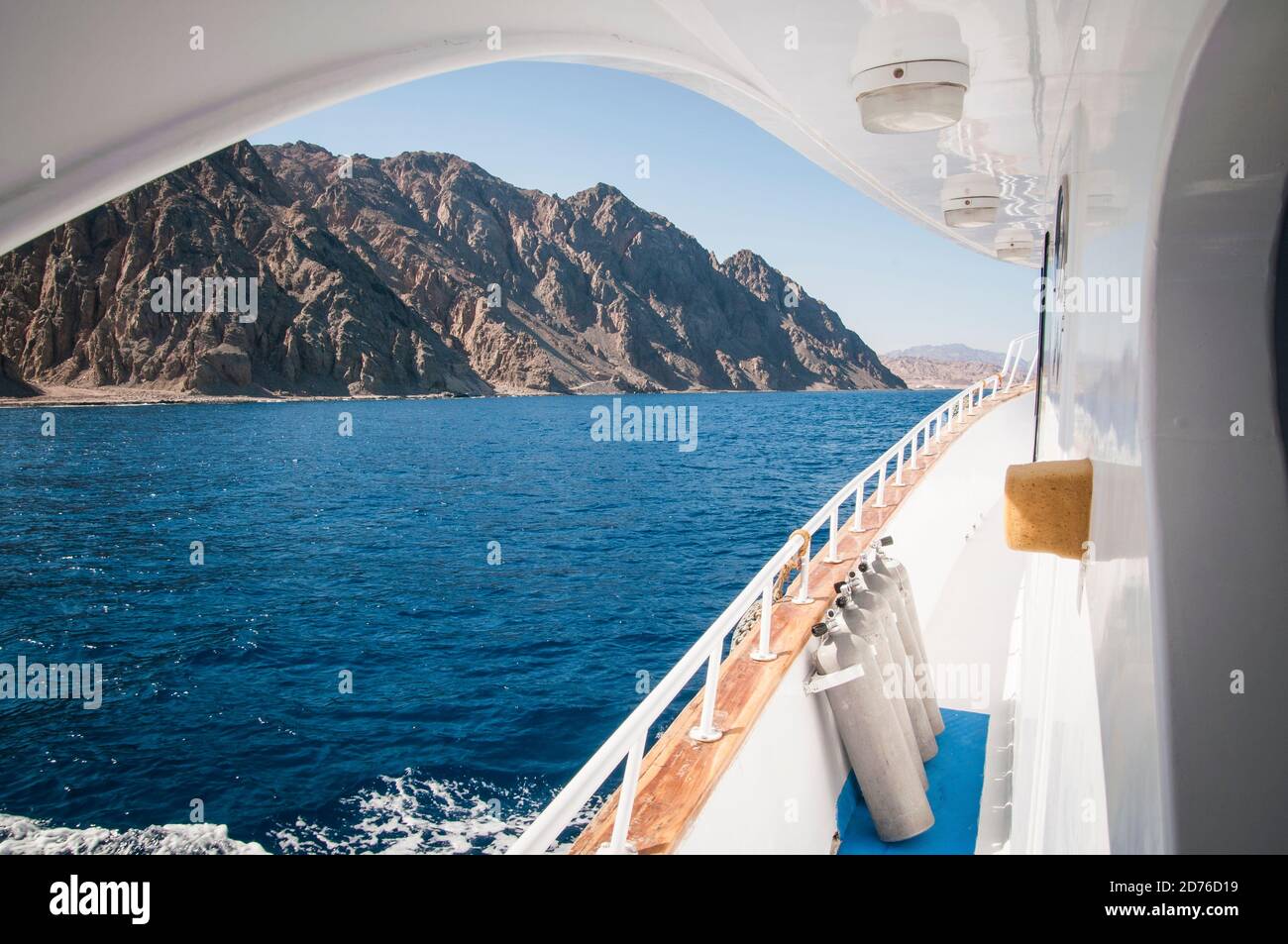 Tauchboot im Roten Meer mit Tauchbecken und Berge an der Küste Stockfoto