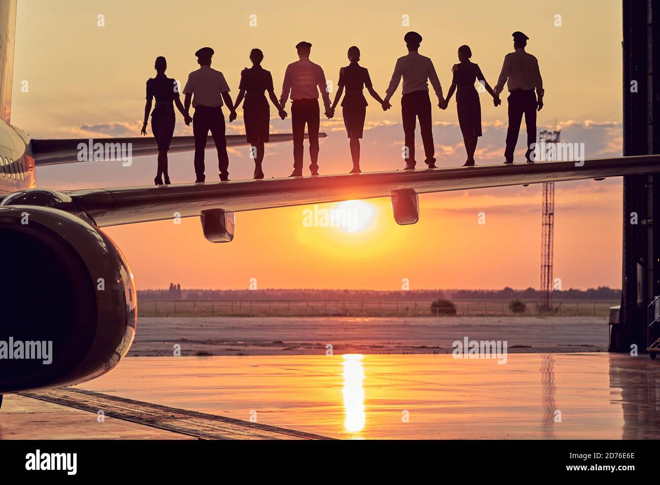 Blick auf den wunderschönen Sonnenuntergang von der Flughafengarage Stockfoto