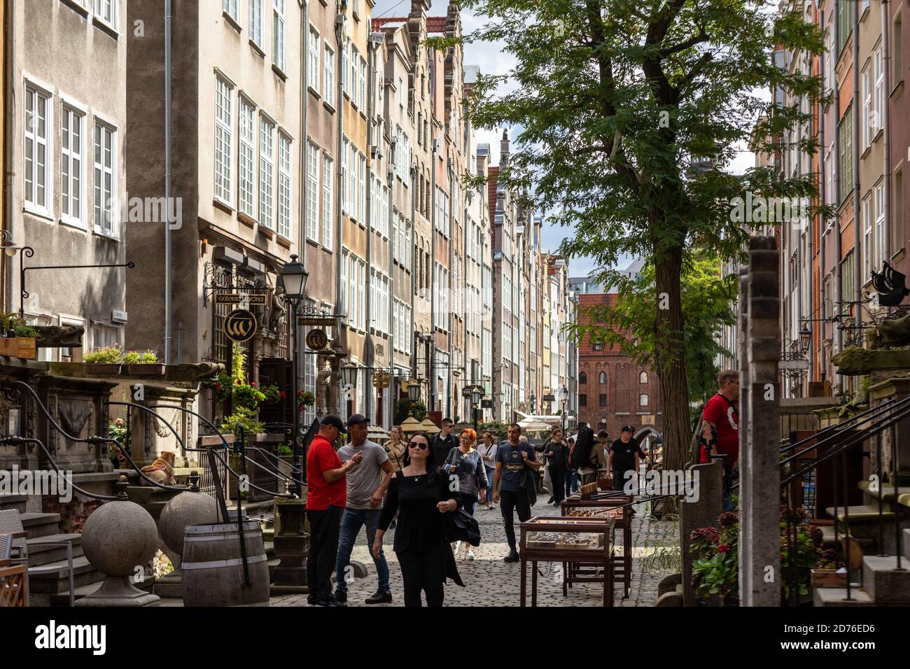 Danzig, Polen - 6. September 2020: Gruppe von Menschen in der Mariacka Straße, der Haupteinkaufsstraße für Bernstein und Schmuck in der alten hansestadt GDA Stockfoto