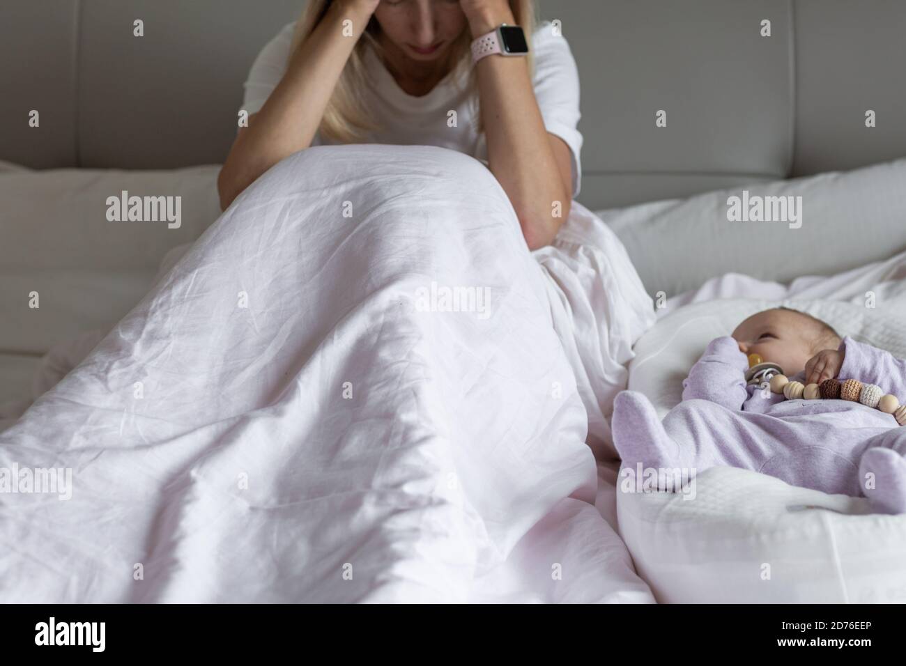 Müde Mutter leidet unter postnatalen Depressionen. Gesundheit Mutter Mutterschaft stressig. Bleiben Sie zu Hause während der Coronavirus covid-19 Pandemie Stockfoto
