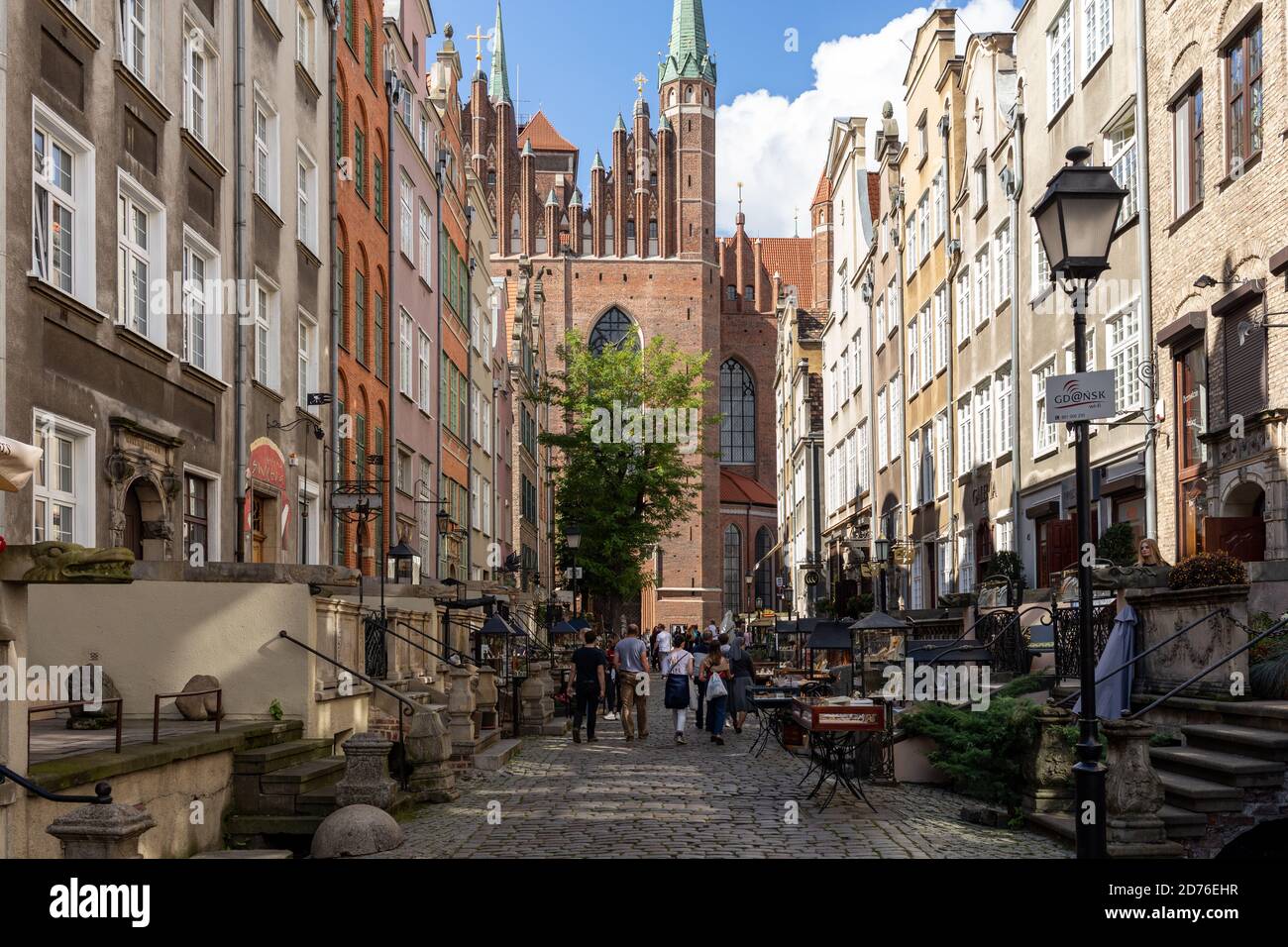 Danzig, Polen - 6. September 2020: Mariacka Straße, die Haupteinkaufsstraße für Bernstein und Schmuck in der alten hansestadt Danzig, Polen. Stockfoto