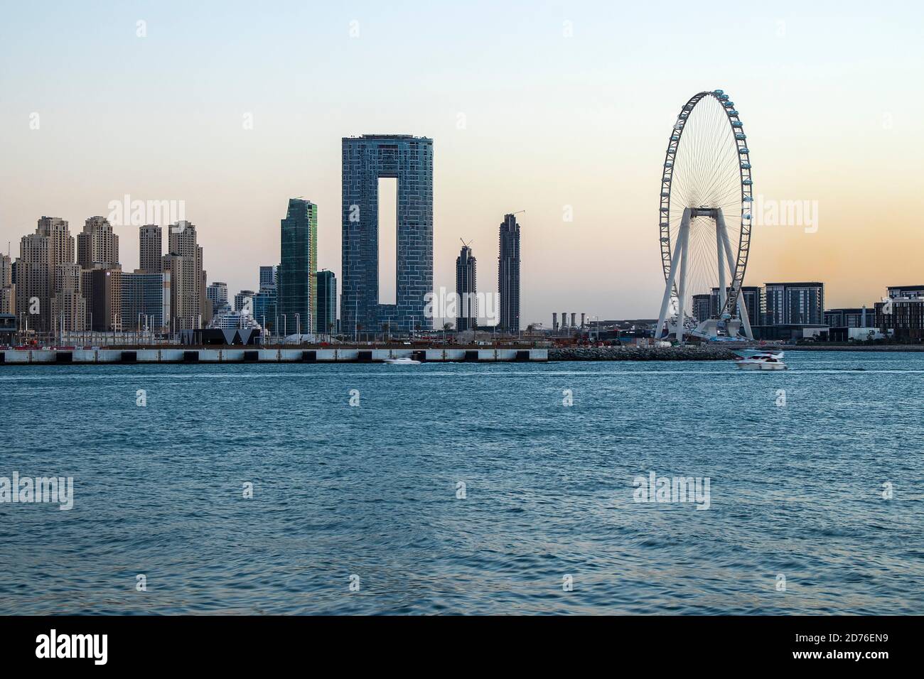 Blick auf EINE Jumeirah Beach Residence und Blue Waters während der Sonnenuntergangszeit. Aufgenommen aus Palm Jumeirah, einer künstlichen Insel. Das höchste Riesenrad, Ain Dubai Stockfoto