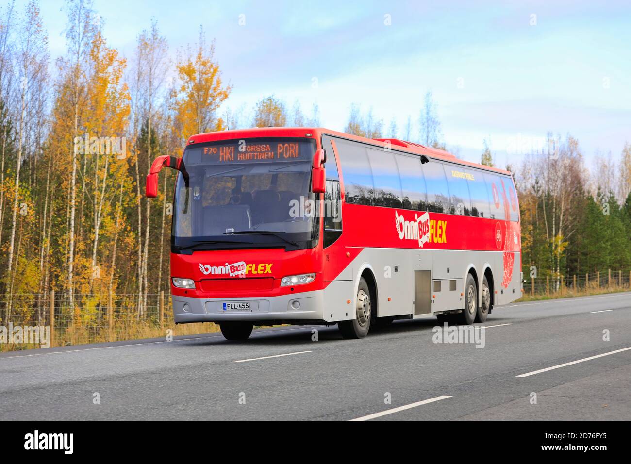Roter Reisebus des Personentransportbetreibers OnniBus Flex auf der Autobahn 2 an einem Tag des Herbstes. Tammela, Finnland. 16. Oktober 2020. Stockfoto