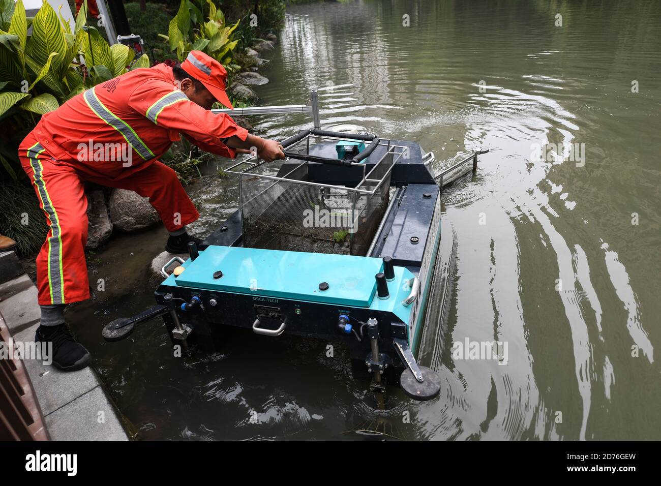(201021) -- HANGZHOU, 21. Oktober 2020 (Xinhua) -- EIN Sanitäter sammelt Abfälle von einer unbemannten Patrouille und Abfallsammelmaschine an einem Fluss in Hangzhou, Ost-Chinas Provinz Zhejiang, 21. Oktober 2020. Eine Reihe von High-Tech-Maßnahmen wurden angewendet, um das Flussökosystem in Hangzhou zu verbessern, einschließlich unbemannte Boote patrouillieren, automatische Wasserlaufabfallreinigung, künstliche Intelligenz (KI) Monitoring-System, etc. (Xinhua/Xu Yu) Stockfoto