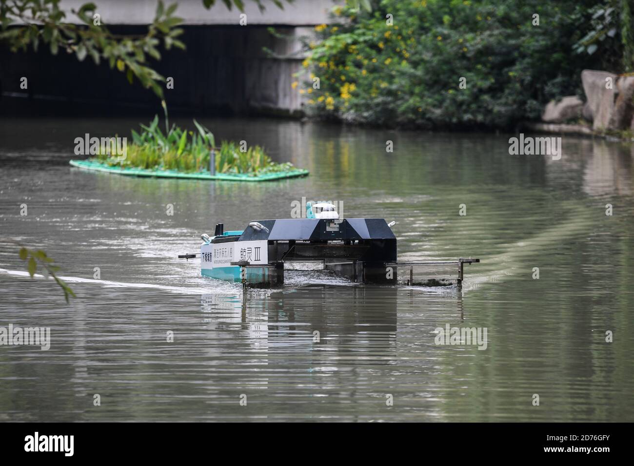 (201021) -- HANGZHOU, 21. Oktober 2020 (Xinhua) -- eine unbemannte Patrouille- und Abfallsammelmaschine arbeitet in einem Fluss in Hangzhou, Ostchinas Provinz Zhejiang, 21. Oktober 2020. Eine Reihe von High-Tech-Maßnahmen wurden angewendet, um das Flussökosystem in Hangzhou zu verbessern, einschließlich unbemannte Boote patrouillieren, automatische Wasserlaufabfallreinigung, künstliche Intelligenz (KI) Monitoring-System, etc. (Xinhua/Xu Yu) Stockfoto