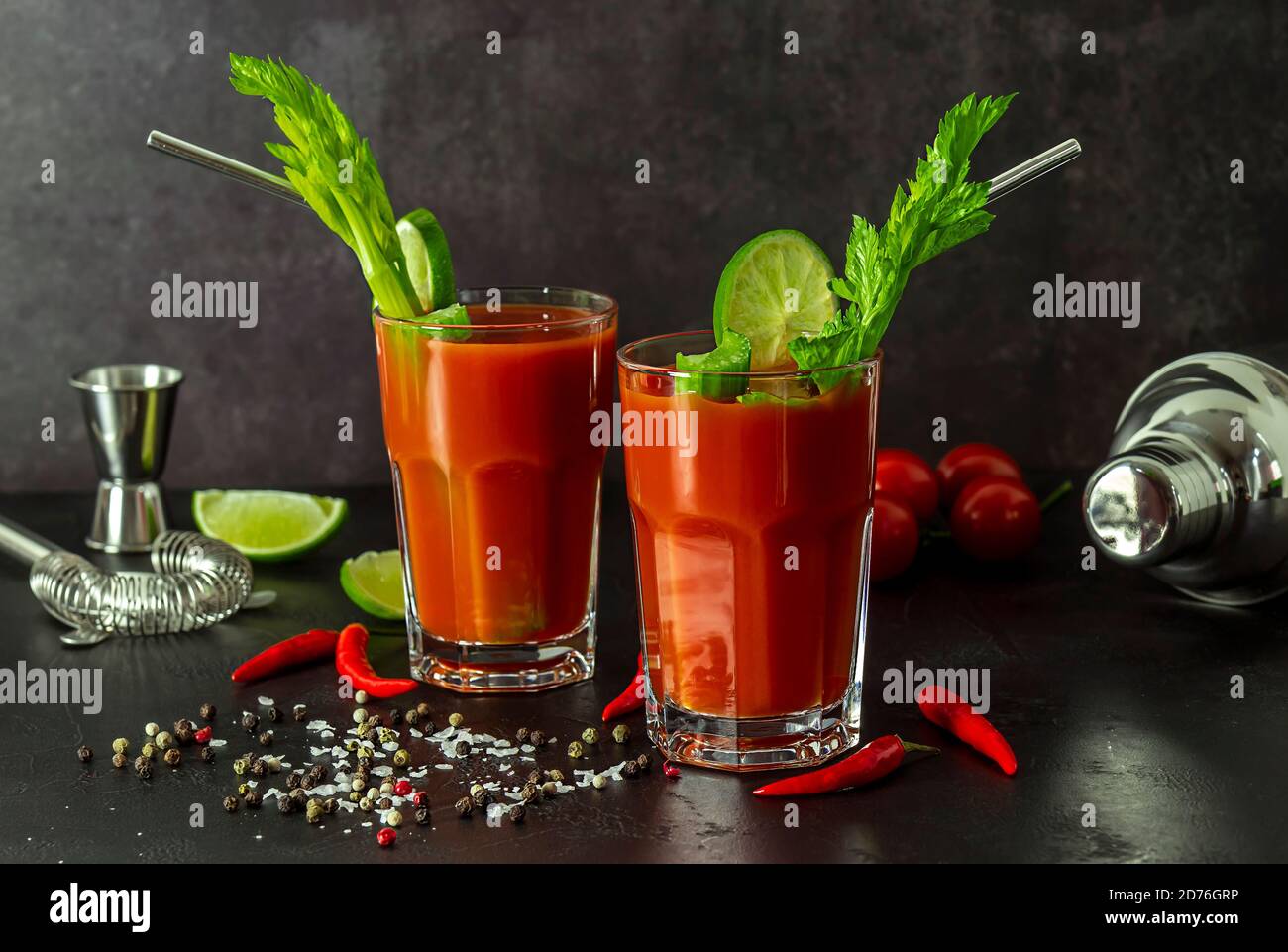 Bloody Mary Cocktail in Gläsern mit Garnituren. Stockfoto