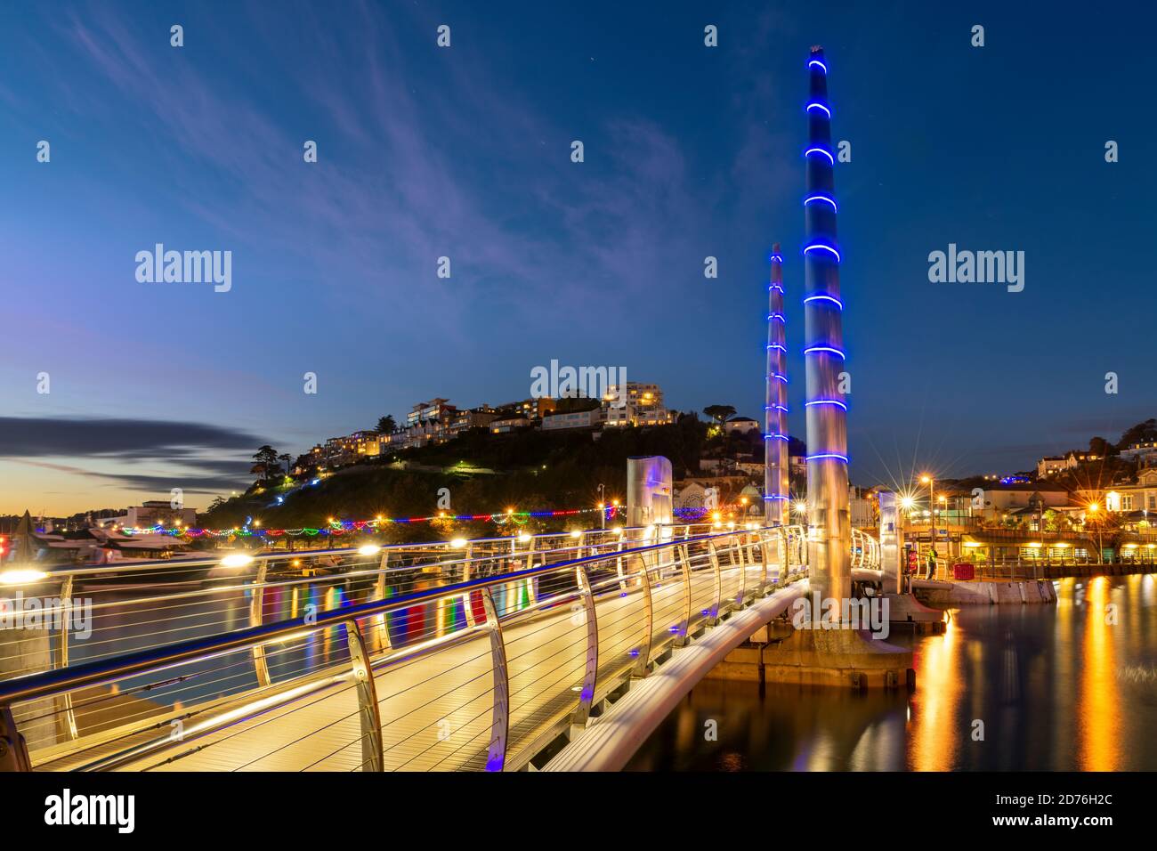 'The English Riviera' - Torquay in South Devon, England. Nach Sonnenuntergang leuchtet die Harbour Bridge über dem Jachthafen auf und Torquay erwacht zum Leben Stockfoto