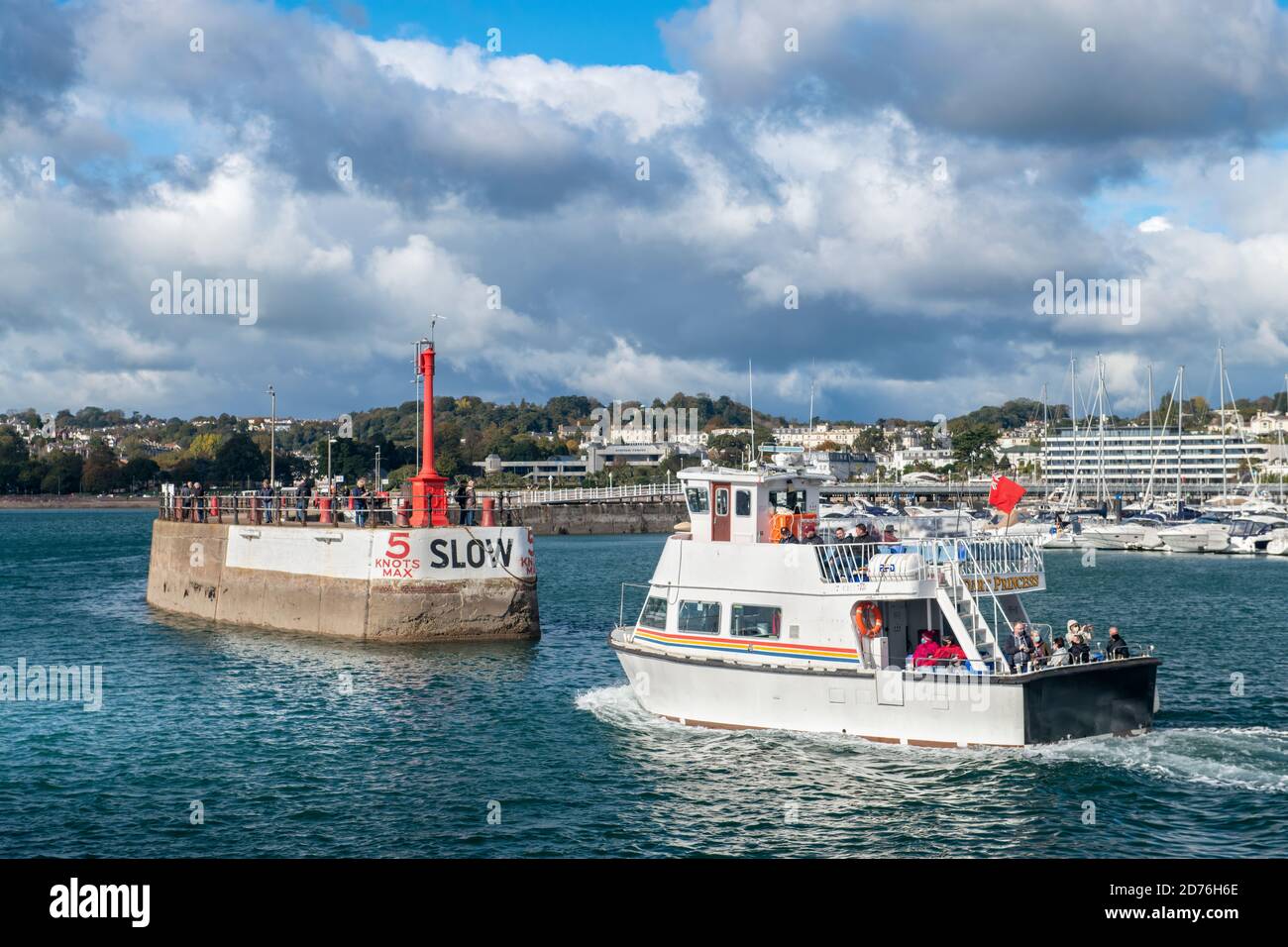 Die Dart Princess passiert das Wellenbrecher und verlässt den malerischen Yachthafen von Torquay in South Devon, England. Stockfoto