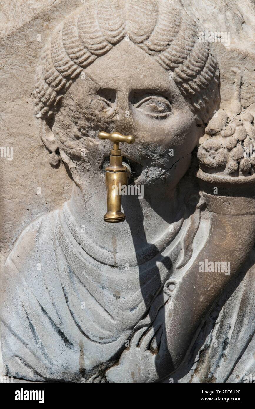 POMPEJI, ITALIEN, Antike römische Relief in einen Wasserhahn umgewandelt  Stockfotografie - Alamy