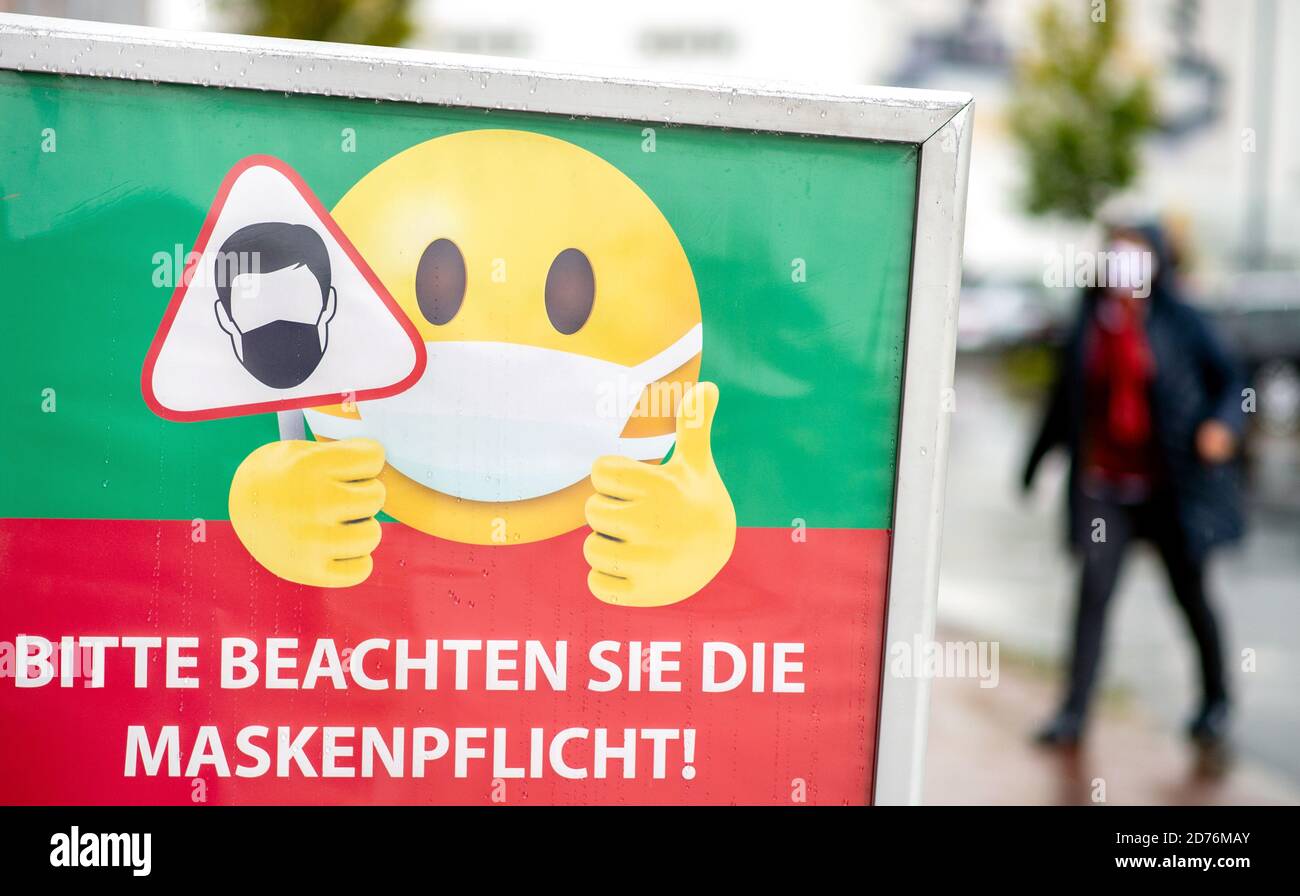 Hannover, Deutschland. Oktober 2020. Vor einem Baumarkt in Südstadt steht ein Schild mit der Aufschrift "Bitte beachten Sie die Pflicht, eine Maske zu tragen". Nach einem Anstieg der Coronainfektionen hat die Region Hannover Anfang der Woche neue Maßnahmen beschlossen. Quelle: Hauke-Christian Dittrich/dpa/Alamy Live News Stockfoto