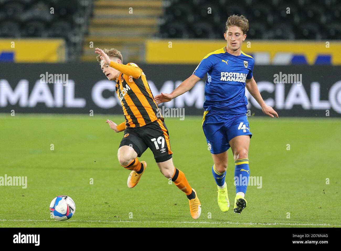 Keane Lewis-Potter (19) aus Hull City wird von Alex gestolpert Woodyard (4) von AFC Wimbledon Stockfoto