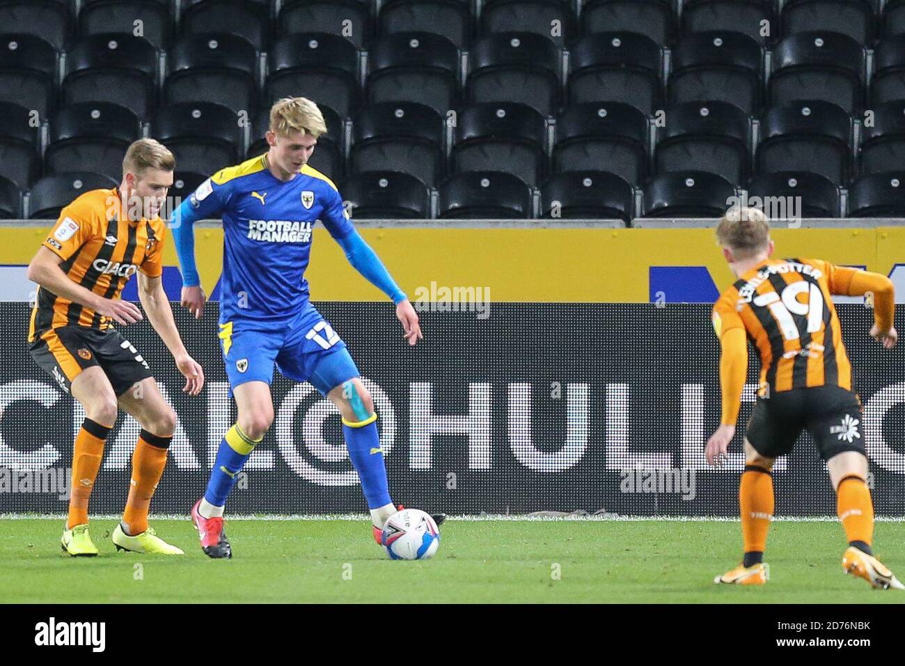 Jack Rudoni (12) vom AFC Wimbledon kontrolliert den Ball Stockfoto