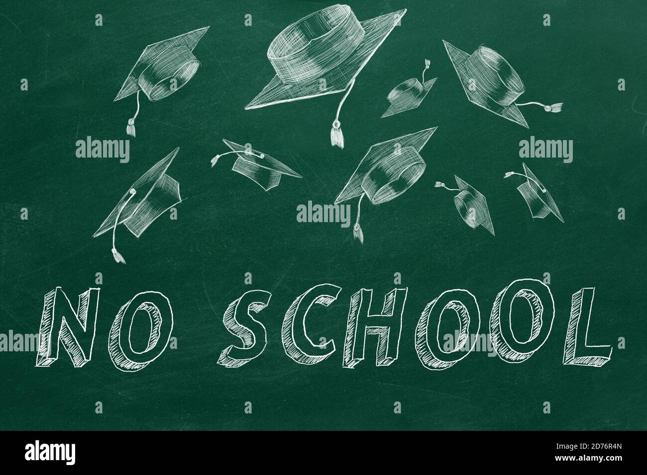 Handzeichnung Text "KEINE SCHULE" und Abschlusskappen auf grüner Tafel. Stockfoto