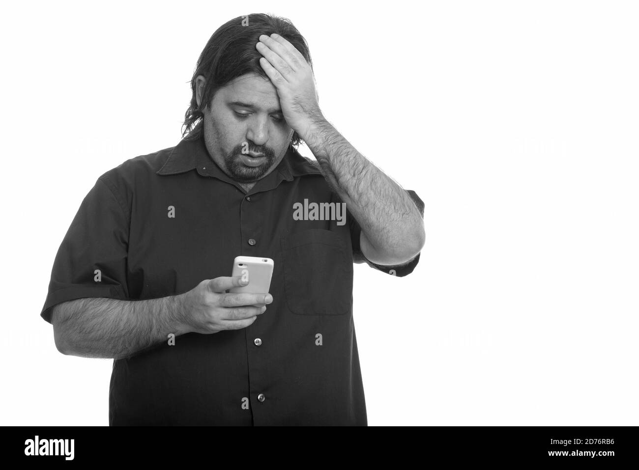 Fat kaukasischen Mann müde bei der Verwendung von Mobile phone Stockfoto