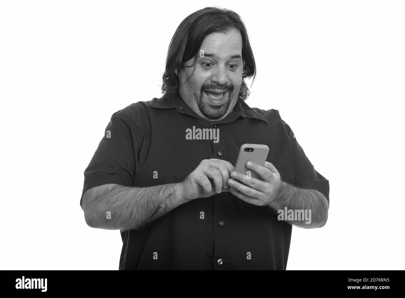 Gerne Fett kaukasischen Mann lachend, während mit Handy Stockfoto