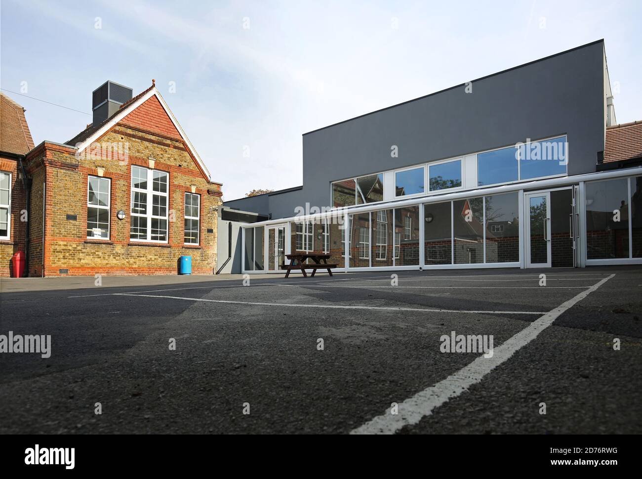 Neu renoviertes und erweitertes viktorianisches Schulgebäude in Dartford, Kent, Großbritannien. Zeigt eine neue Erweiterung des Klassenzimmers an (rechts) Stockfoto