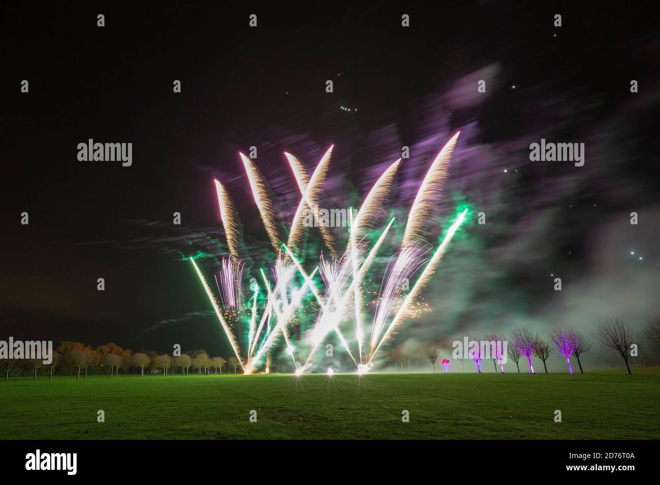 Spektakuläre und farbenfrohe Feuerwerke, die vor einem dunklen Herbsthimmel in Lancashire stehen und die Guy Fawkes Night feiern Stockfoto