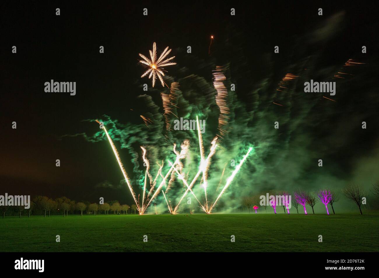 Spektakuläre und farbenfrohe Feuerwerke, die vor einem dunklen Herbsthimmel in Lancashire stehen und die Guy Fawkes Night feiern Stockfoto