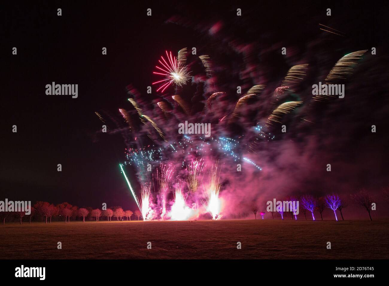 Spektakuläre und farbenfrohe Feuerwerke, die vor einem dunklen Herbsthimmel in Lancashire stehen und die Guy Fawkes Night feiern Stockfoto