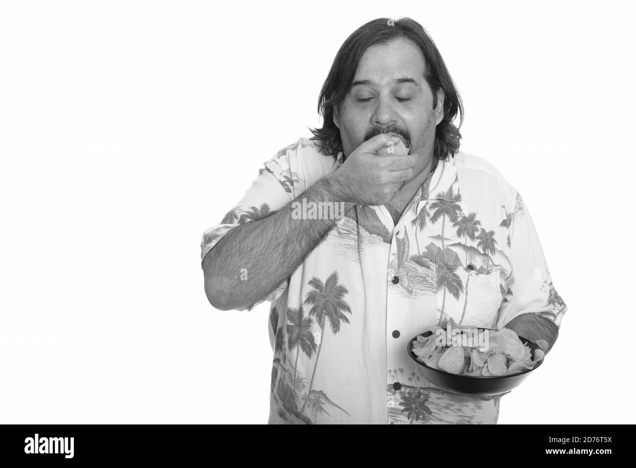 Fat kaukasischen Mann essen köstlich munter Chips bereit für Urlaub Stockfoto