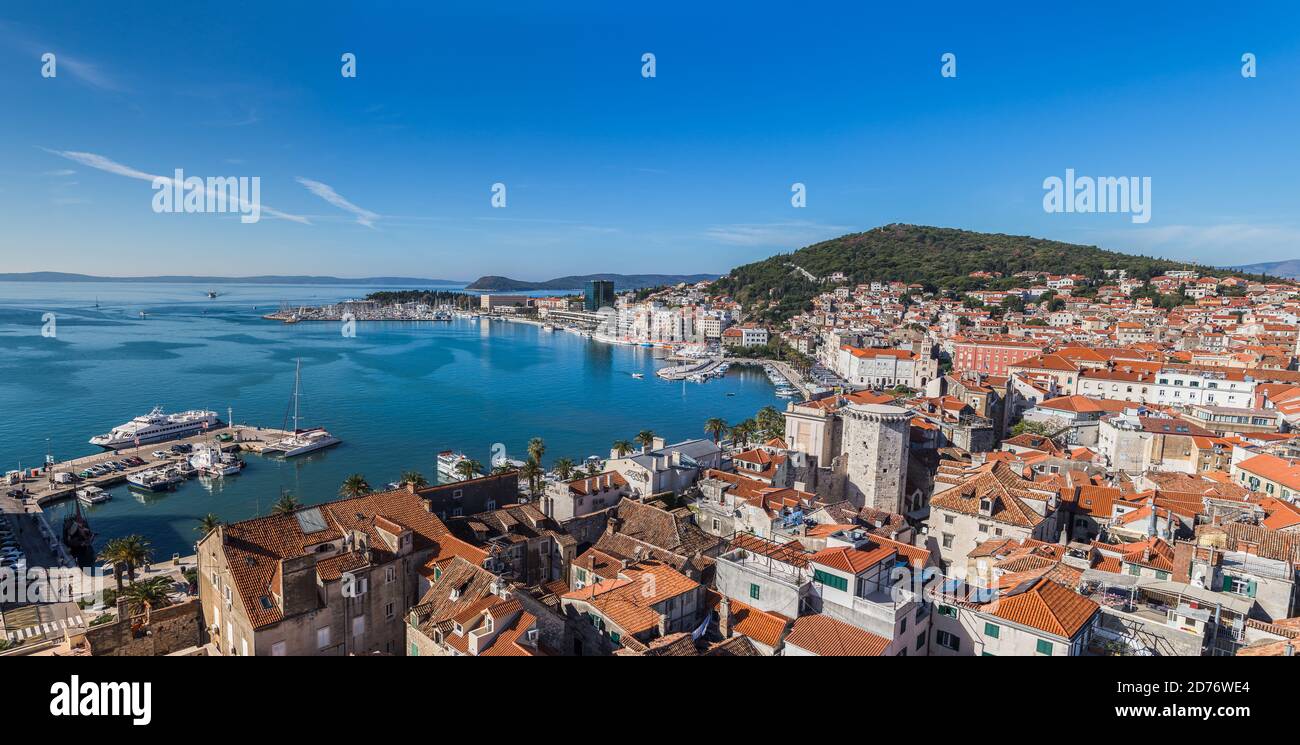 Multi-Bild-Panorama mit Blick auf die von Bäumen gesäumte Promenade von Split Von der Spitze der Kathedrale als Riva bekannt Von Saint Domnius Glockenturm sah ich Stockfoto